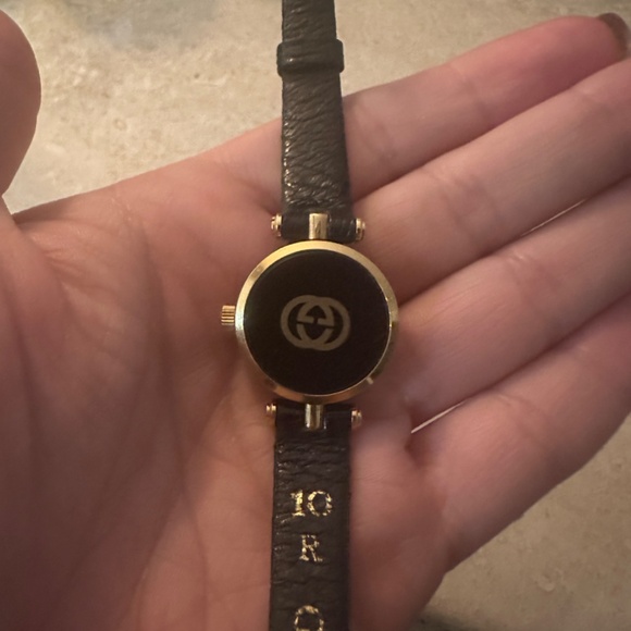Women’s Gucci watch main image 5